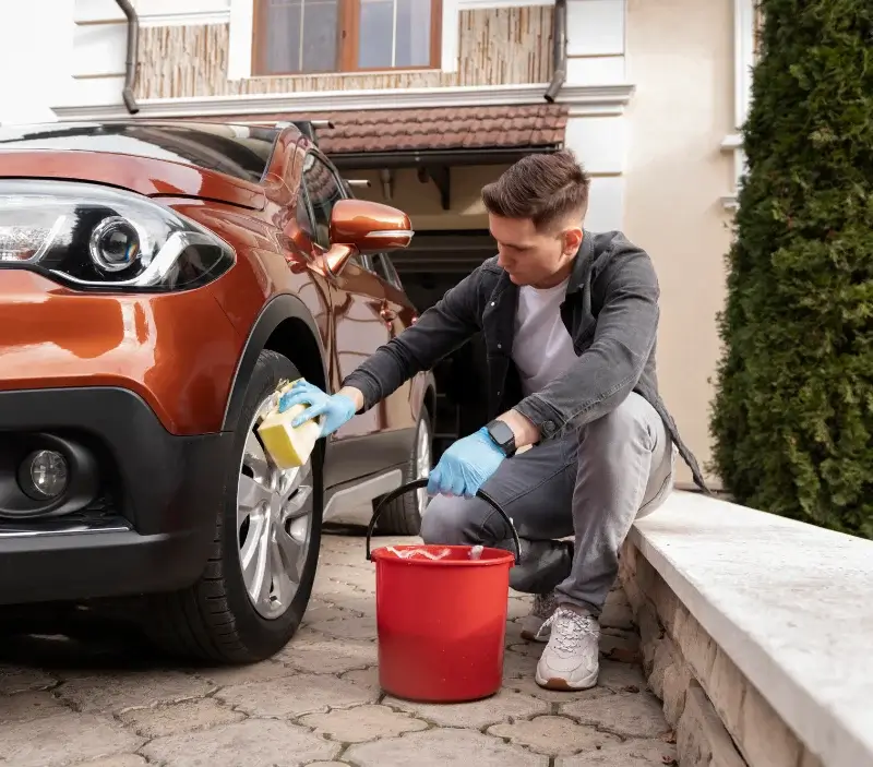 Lavage auto à domicile Vions : professionnel intervenant sur un véhicule